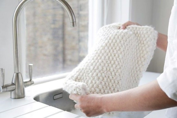 Wie man Gummibänder mit Stricknadeln strickt, damit sie sich nicht auf einem Pullover, Socken oder im Kreis dehnen