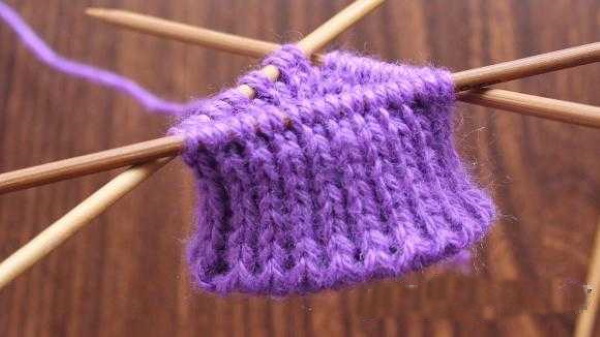 Wie man Gummibänder mit Stricknadeln strickt, damit sie sich nicht auf einem Pullover, Socken oder im Kreis dehnen