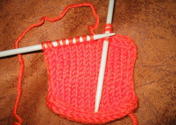 So beenden Sie das Stricken. Die letzte Reihe des Gummibandes, Schal für Anfänger
