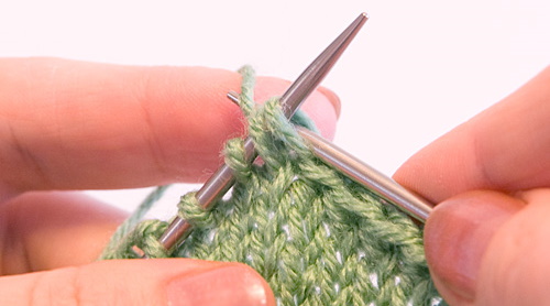 So beenden Sie das Stricken. Die letzte Reihe des Gummibandes, Schal für Anfänger