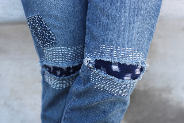 Wie man ein Loch in Jeans von Hand näht, ohne Flicken, eine Maschine am Knie, Po