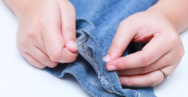 Wie man ein Loch in Jeans von Hand näht, ohne Flicken, eine Maschine am Knie, Po