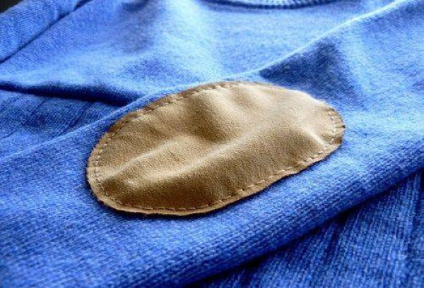 Wie man ein Loch in Jeans von Hand näht, ohne Flicken, eine Maschine am Knie, Po