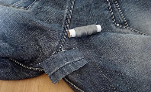 Wie man ein Loch in Jeans von Hand näht, ohne Flicken, eine Maschine am Knie, Po