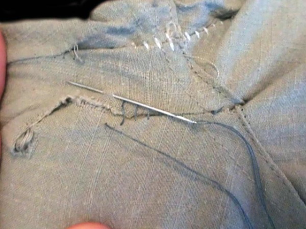 Wie man ein Loch in Jeans von Hand näht, ohne Flicken, eine Maschine am Knie, Po