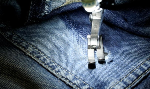Wie man ein Loch in Jeans von Hand näht, ohne Flicken, eine Maschine am Knie, Po
