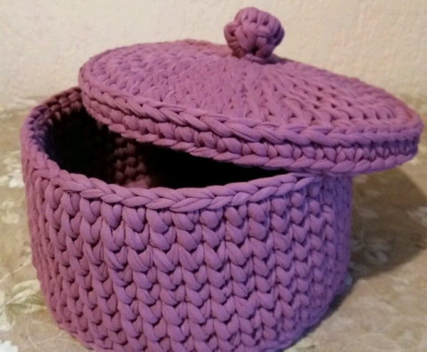 Körbe aus gestricktem Garn, gehäkelt. Schemata mit Beschreibungen für Anfänger
