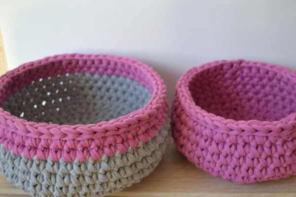 Körbe aus gestricktem Garn, gehäkelt. Schemata mit Beschreibungen für Anfänger