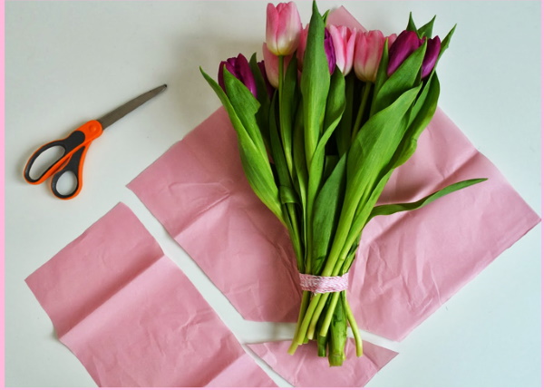 So verpacken Sie einen Blumenstrauß schön in Wellpappe, Kraftpapier, Folie oder Netz. Meisterkurse Schritt für Schritt