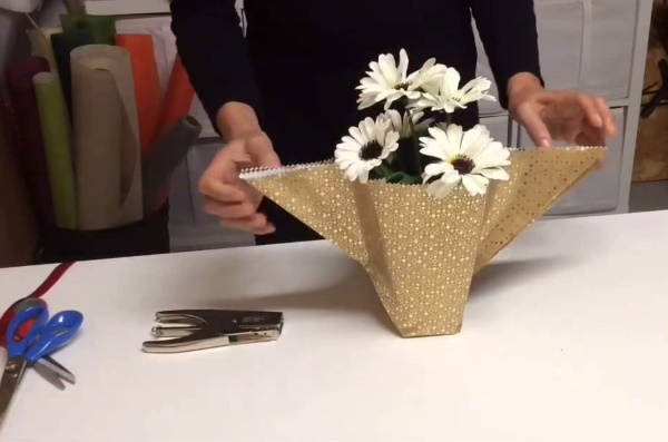 So verpacken Sie einen Blumenstrauß schön in Wellpappe, Kraftpapier, Folie oder Netz. Meisterkurse Schritt für Schritt