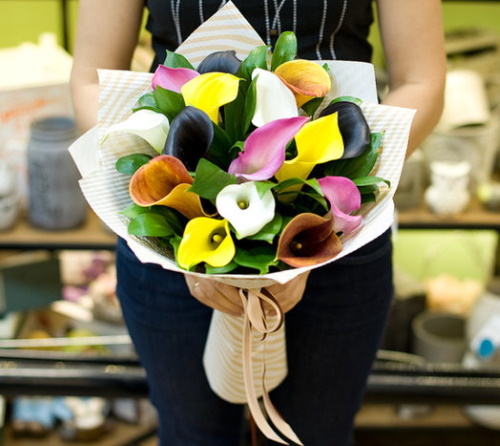 So verpacken Sie einen Blumenstrauß schön in Wellpappe, Kraftpapier, Folie oder Netz. Meisterkurse Schritt für Schritt