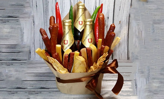 Herrensträuße aus Lebensmitteln. Wie man aus Lebensmitteln, Bier mit Snacks, Wurst, Fisch, Krebsen Essbares macht