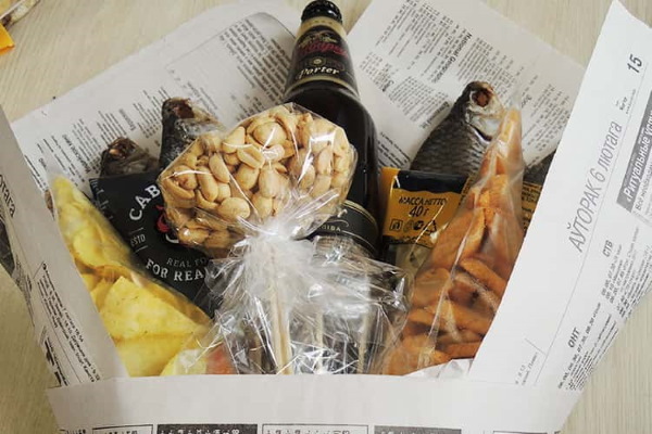 Herrensträuße aus Lebensmitteln. Wie man aus Lebensmitteln, Bier mit Snacks, Wurst, Fisch, Krebsen Essbares macht