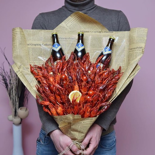 Herrensträuße aus Lebensmitteln. Wie man aus Lebensmitteln, Bier mit Snacks, Wurst, Fisch, Krebsen Essbares macht