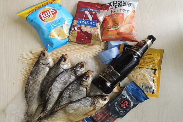 Herrensträuße aus Lebensmitteln. Wie man aus Lebensmitteln, Bier mit Snacks, Wurst, Fisch, Krebsen Essbares macht