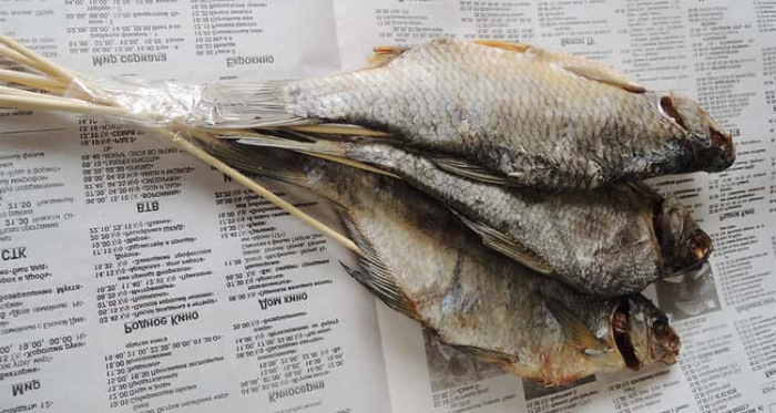 Herrensträuße aus Lebensmitteln. Wie man aus Lebensmitteln, Bier mit Snacks, Wurst, Fisch, Krebsen Essbares macht