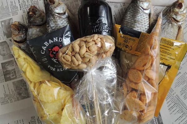 Herrensträuße aus Lebensmitteln. Wie man aus Lebensmitteln, Bier mit Snacks, Wurst, Fisch, Krebsen Essbares macht