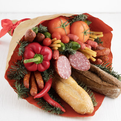 Herrensträuße aus Lebensmitteln. Wie man aus Lebensmitteln, Bier mit Snacks, Wurst, Fisch, Krebsen Essbares macht