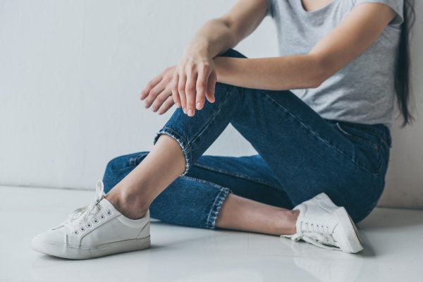 Wie man Jeans unten modisch schneidet, sie mit Fransen aufplustert, Schnittkanten mit Schritt-für-Schritt-Fotos