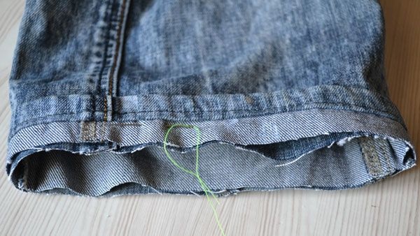 Wie man Jeans unten modisch schneidet, sie mit Fransen aufplustert, Schnittkanten mit Schritt-für-Schritt-Fotos