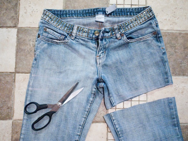 Wie man Jeans unten modisch schneidet, sie mit Fransen aufplustert, Schnittkanten mit Schritt-für-Schritt-Fotos