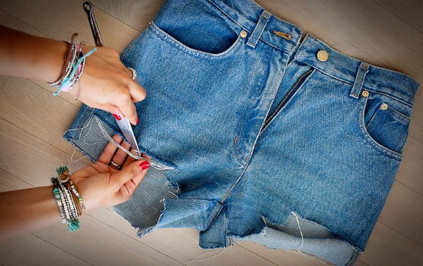Wie man Jeans unten modisch schneidet, sie mit Fransen aufplustert, Schnittkanten mit Schritt-für-Schritt-Fotos