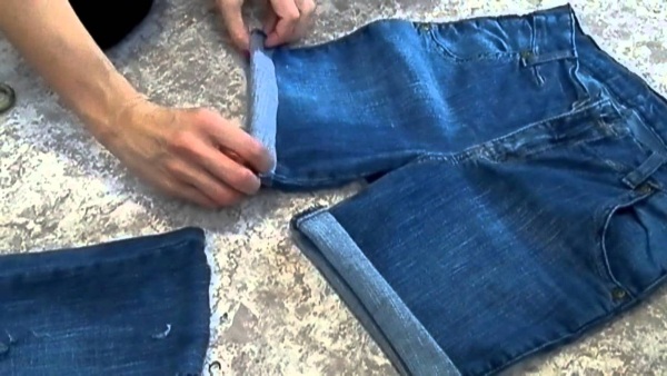 Wie man Jeans unten modisch schneidet, sie mit Fransen aufplustert, Schnittkanten mit Schritt-für-Schritt-Fotos