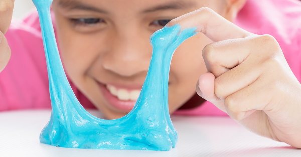 So stellen Sie Schleim ohne Verdickungsmittel und Kleber, Rasierschaum und Stärke her. Einfache Rezepte