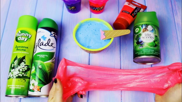 So stellen Sie Schleim ohne Verdickungsmittel und Kleber, Rasierschaum und Stärke her. Einfache Rezepte