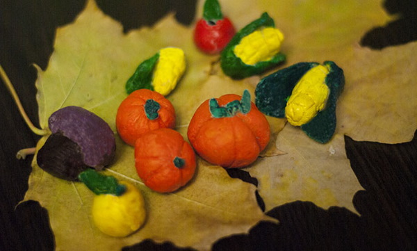 Basteln für den Kindergarten Herbstfantasie aus Naturmaterialien, Gemüse, Kastanien, Zapfen