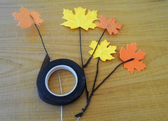 Basteln für den Kindergarten Herbstfantasie aus Naturmaterialien, Gemüse, Kastanien, Zapfen