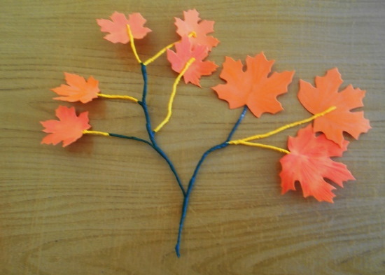 Basteln für den Kindergarten Herbstfantasie aus Naturmaterialien, Gemüse, Kastanien, Zapfen
