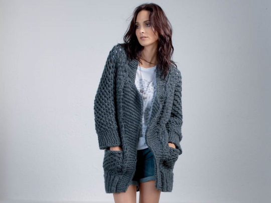 Strickjacken-Stricknadeln. Schemata und Beschreibung für Frauen. Neuheiten, Stricken für Anfänger