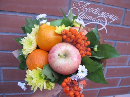 Schöner Herbststrauß. Foto, DIY aus Früchten, Naturmaterialien, Gestaltung