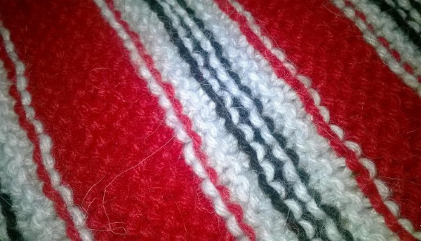 Wunderschöner Strickschal für Damen. Muster mit Beschreibung aus Mohair, Schnitt, dickem Garn