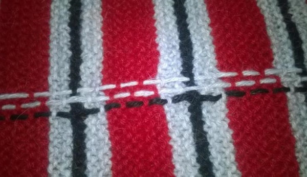 Wunderschöner Strickschal für Damen. Muster mit Beschreibung aus Mohair, Schnitt, dickem Garn