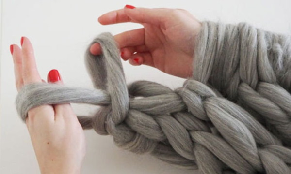 Fingerstricken für Anfänger ohne Stricknadeln aus Garn mit Schlaufen. Decke, Schal, Decke, Kapuze