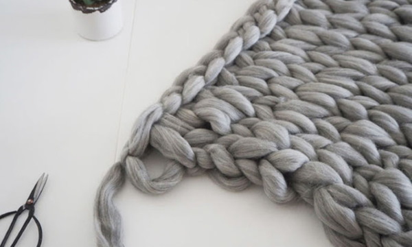 Fingerstricken für Anfänger ohne Stricknadeln aus Garn mit Schlaufen. Decke, Schal, Decke, Kapuze