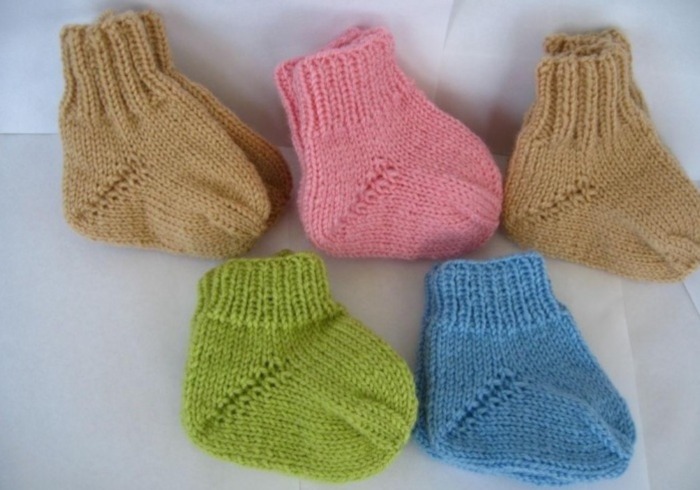 So stricken Sie mit Häkelnadel und Stricknadeln Socken für ein Neugeborenes. Schemata mit Beschreibung, Fotos
