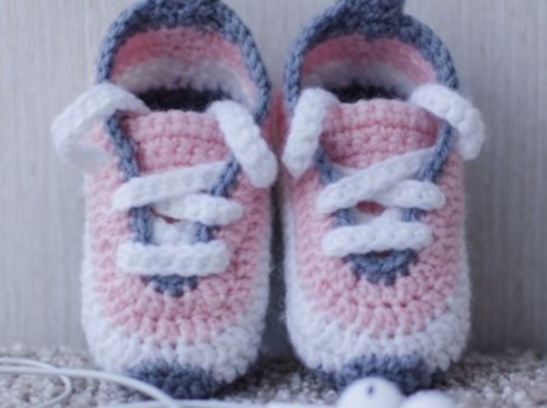 So stricken Sie mit Häkelnadel und Stricknadeln Socken für ein Neugeborenes. Schemata mit Beschreibung, Fotos