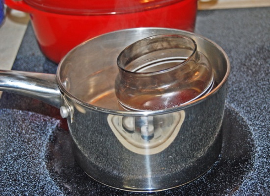 So machen Sie Kerzen zu Hause für Anfänger aus Wachs, Wachs, alten Kerzen, Paraffin mit farbiger Flamme, Aroma, getrockneten Blumen