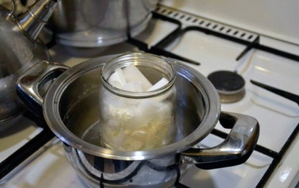 So machen Sie Kerzen zu Hause für Anfänger aus Wachs, Wachs, alten Kerzen, Paraffin mit farbiger Flamme, Aroma, getrockneten Blumen