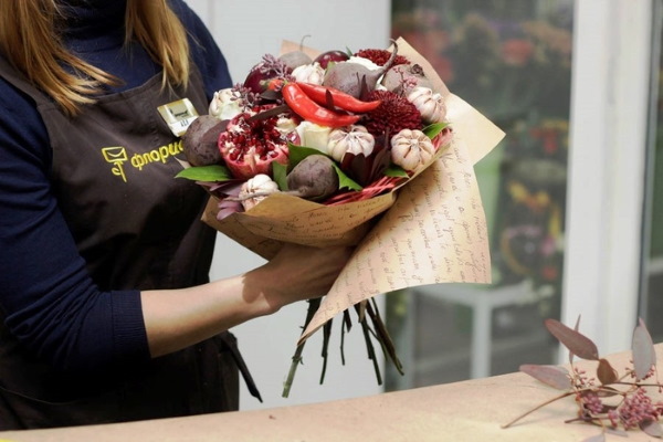 Essbarer Blumenstrauß für eine Frau. So machen Sie es selbst