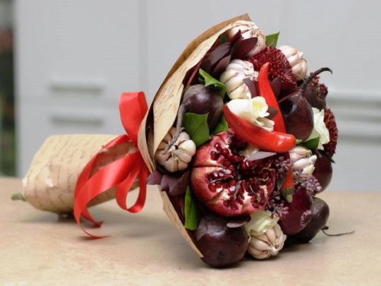Essbarer Blumenstrauß für eine Frau. So machen Sie es selbst