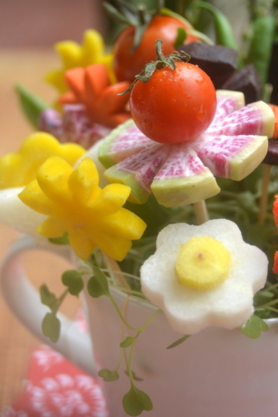 Essbarer Blumenstrauß für eine Frau. So machen Sie es selbst