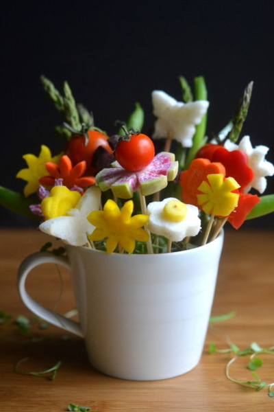 Essbarer Blumenstrauß für eine Frau. So machen Sie es selbst
