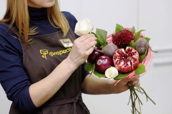 Essbarer Blumenstrauß für eine Frau. So machen Sie es selbst