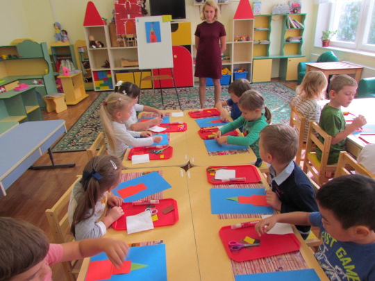 Geometrische Figuren sind dreidimensional und flach. Aktivitäten für Kinder