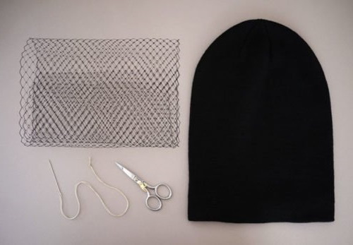 So verzieren Sie eine Strickmütze für Damen mit Perlen, Pelz, Strasssteinen und Rocailles. Foto