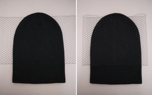 So verzieren Sie eine Strickmütze für Damen mit Perlen, Pelz, Strasssteinen und Rocailles. Foto